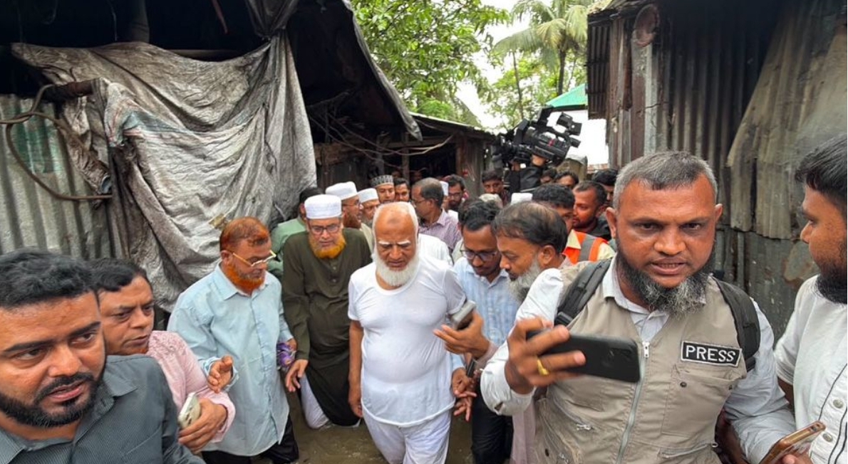 চট্টগ্রামের বন্যাপ্লাবিত এলাকা পরিদর্শনে বিরোধীদলীয় নেতা, ত্রাণসামগ্রী বিতরণ